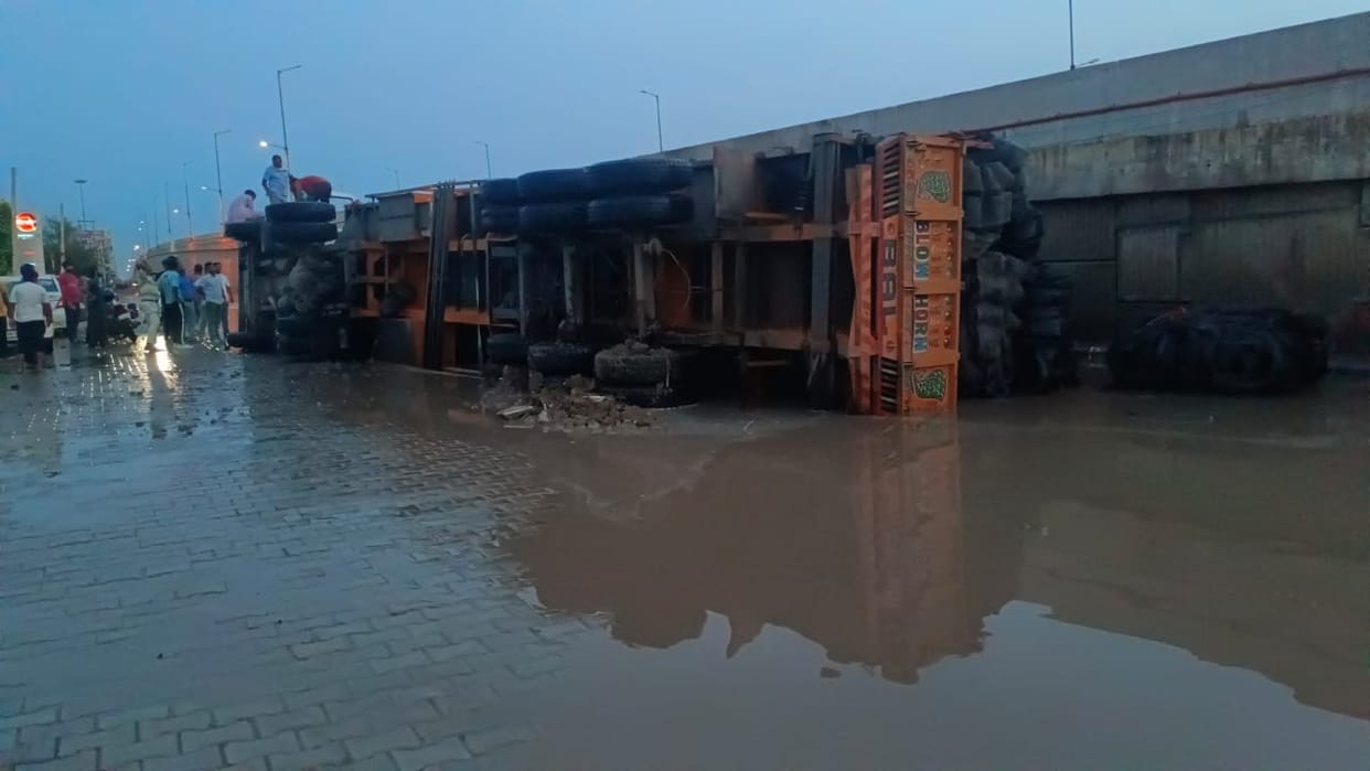 Rain spoils the condition of roads, vehicles overturn in potholes