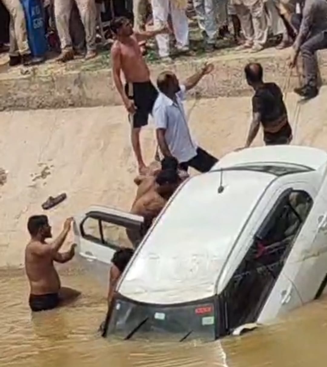 Car fell into Indira Gandhi Canal while making video, father, son and grandson died