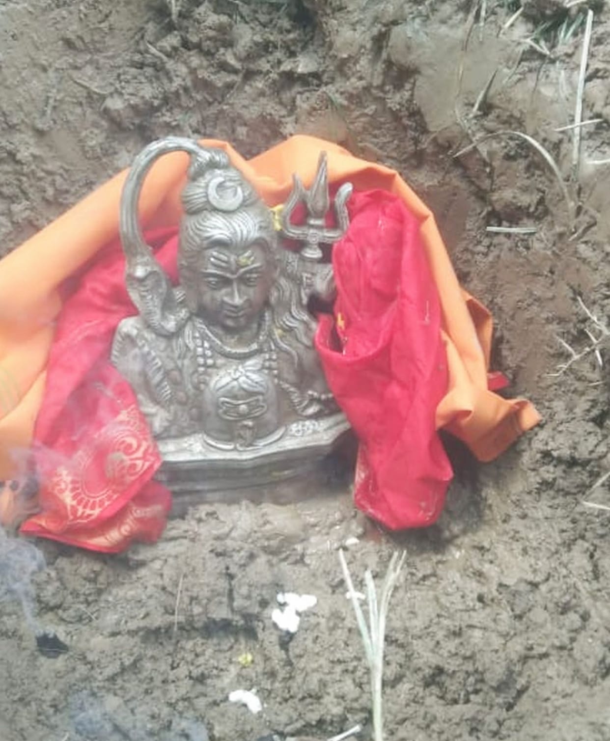 Silver idol of Lord Shankar found buried in the field, worship started