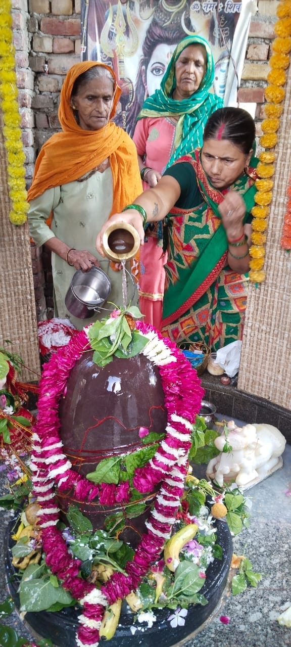 Crowd of devotees gathered for Jalabhishek