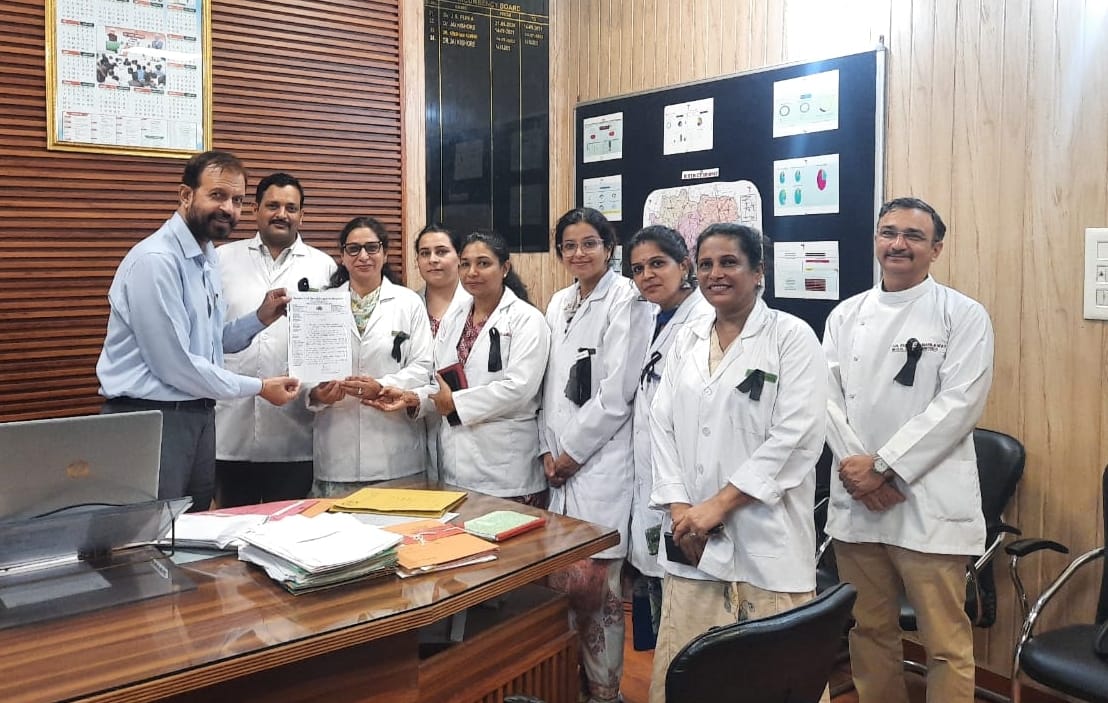 Dentists wore black badges to protest pending demands
