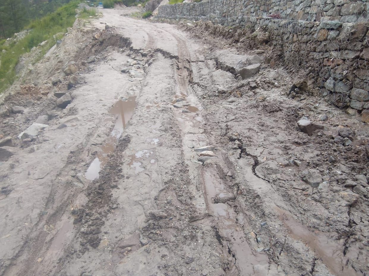 Road in Seripul is sinking, 12/20 It becomes a challenge to transport lakhs of apple boxes from the valley to the market.
