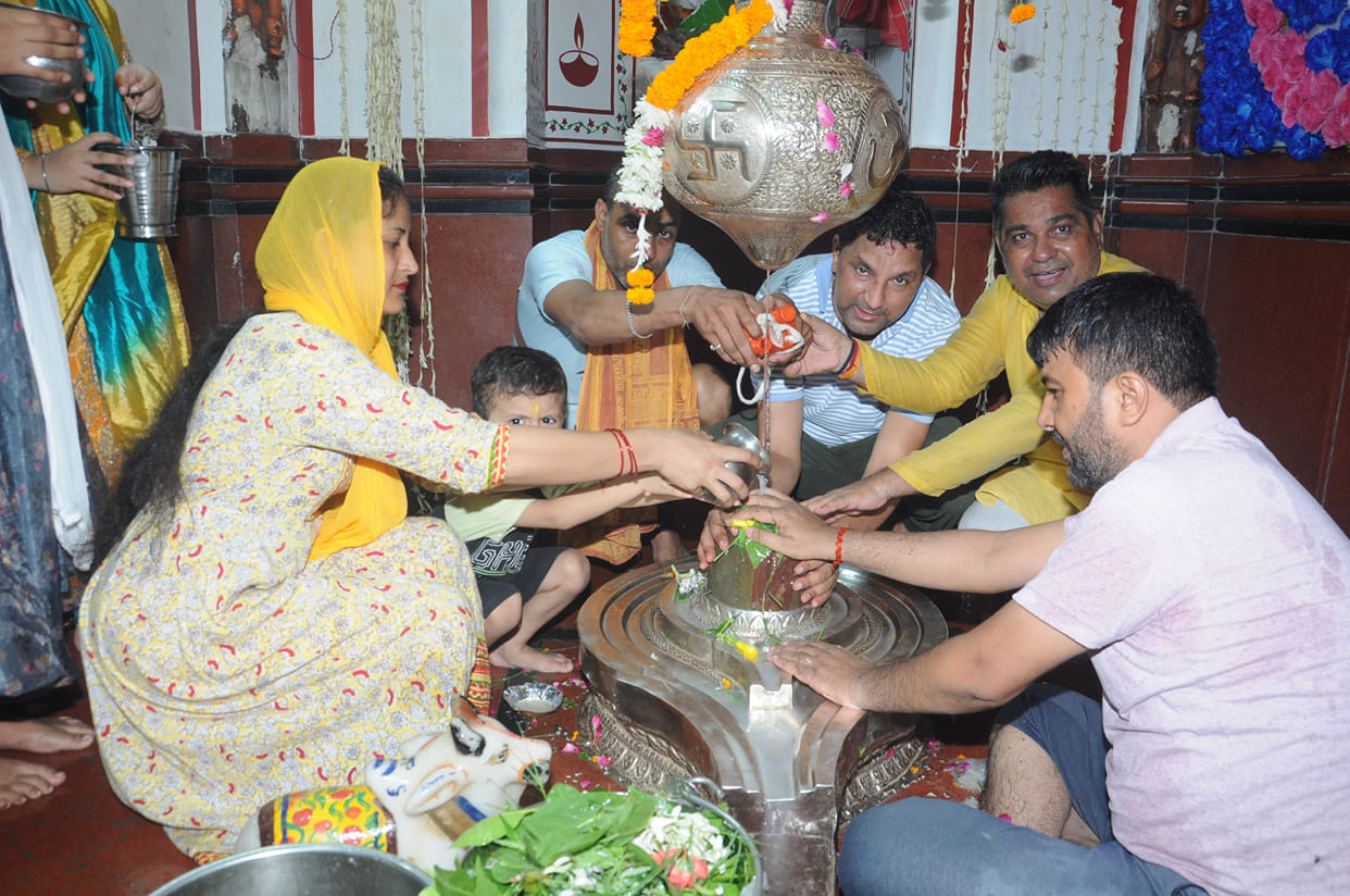 The sound of Bam-Bam, Har-Har Mahadev echoed in the pagodas.