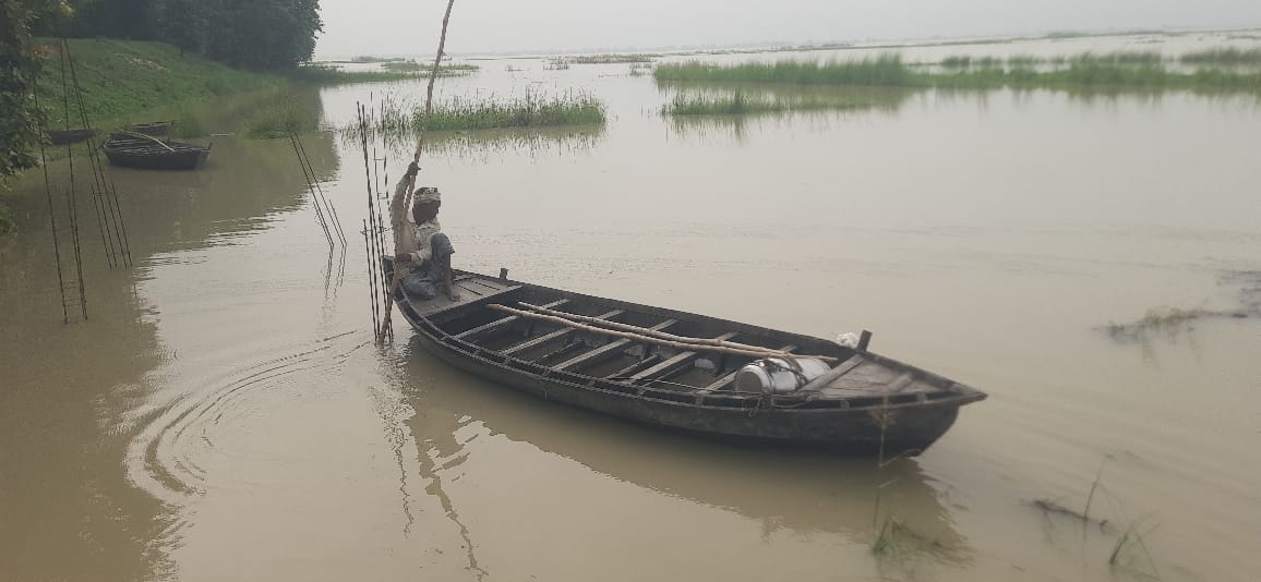 The water level of Saryu river is decreasing intermittently.