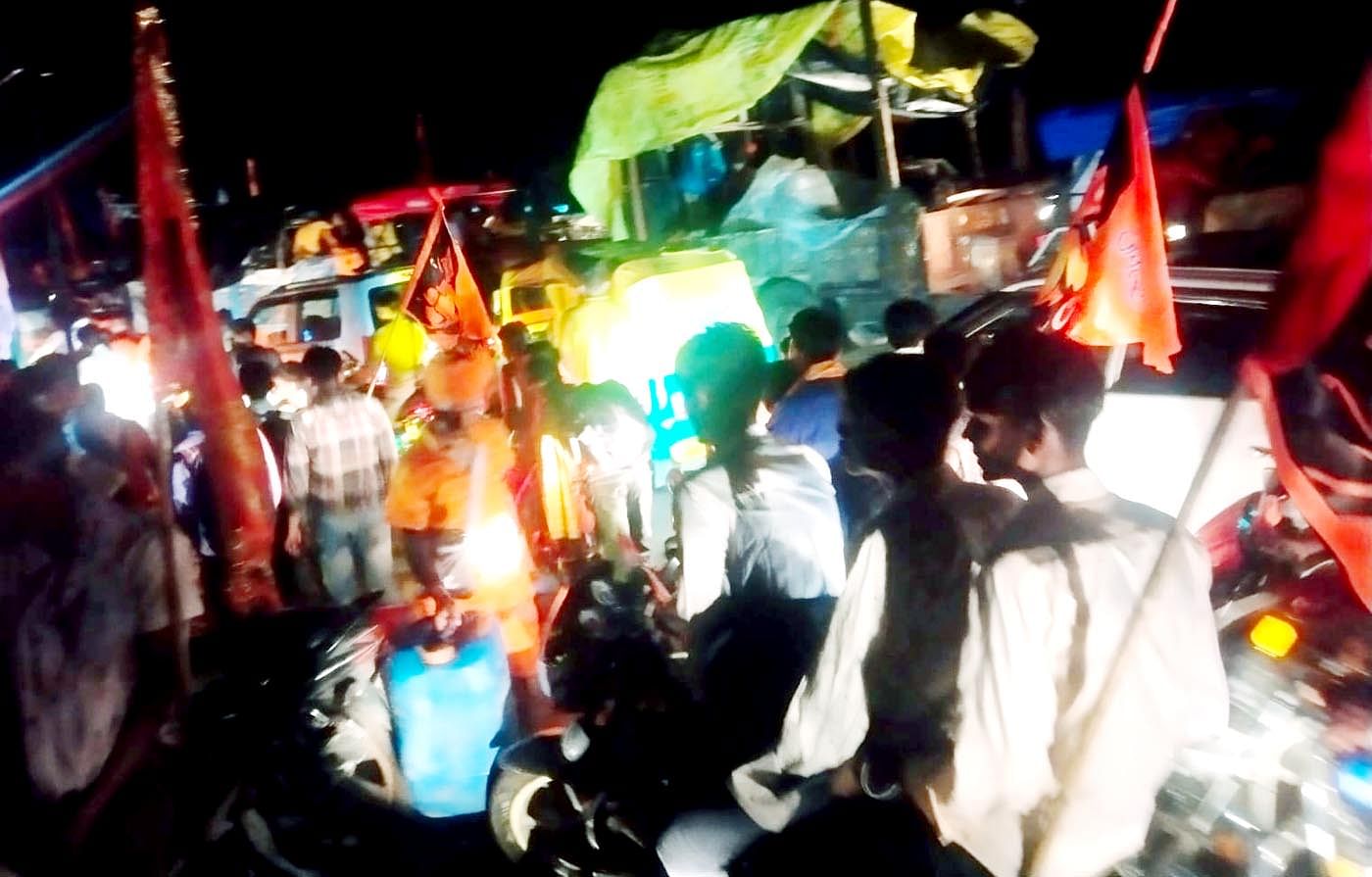 When the crowd increased, the police changed the route of Kanwadis, jammed on the highway for five hours