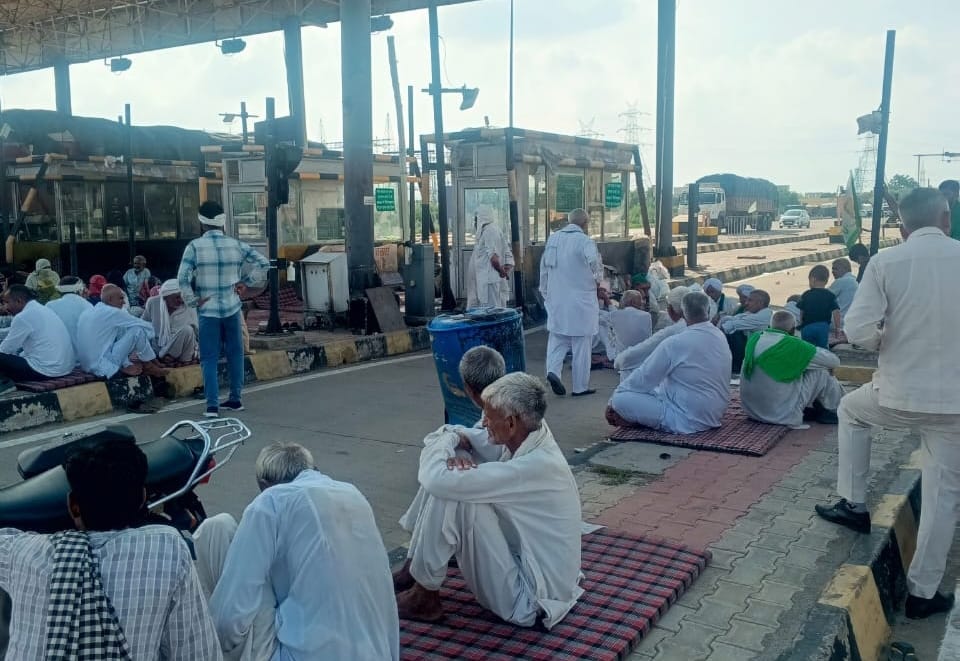 Farmers kept Khatkar toll free