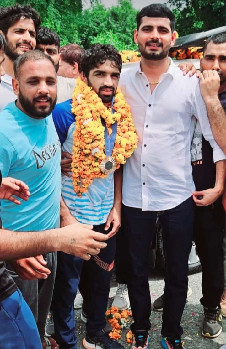 Olympic bronze medalist Aman returned to India, welcomed by family members at the airport