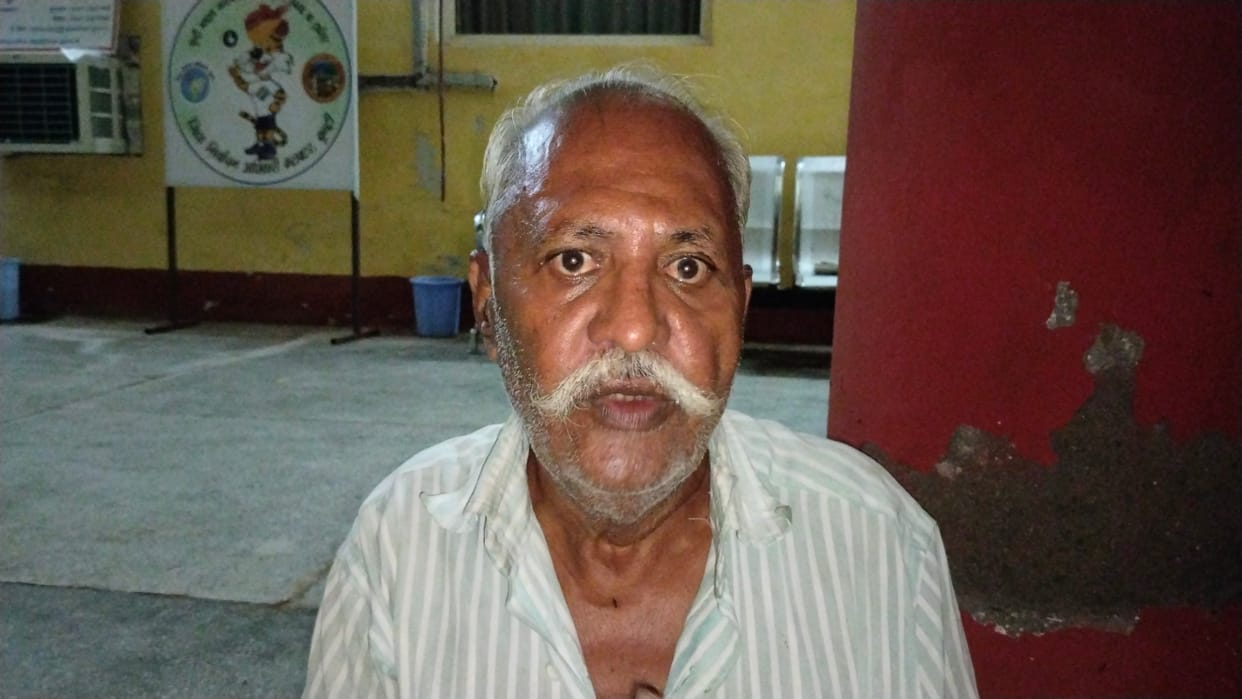 Bundi News Elderly man warns administration of self immolation in collectorate starts protest