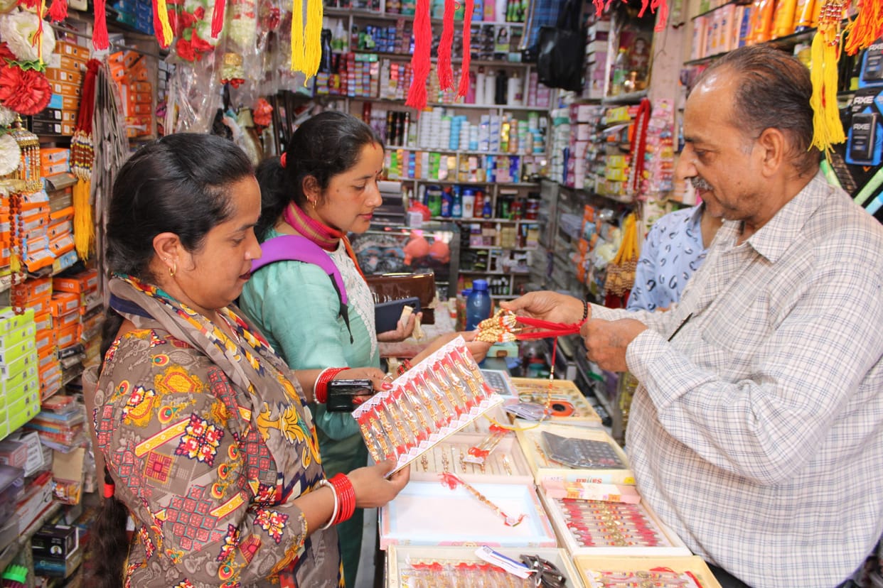 Children are fat and thin, sisters are liking Rudraksh Rakhi