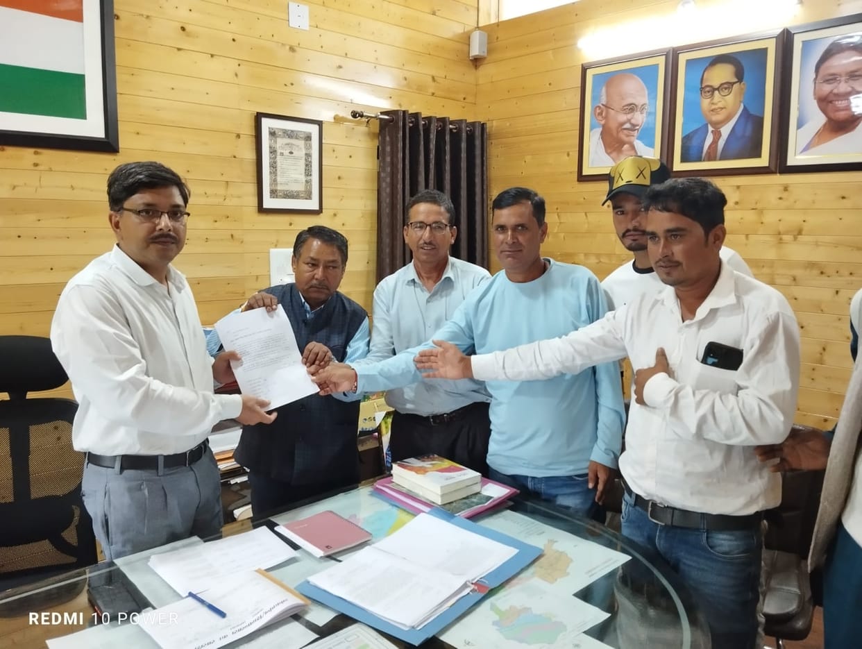 Demand for asphalting of Chhinka Chhina Raulmel motor road.