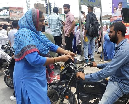 NHM employees demonstrated and begged at Lalbatti Chowk, will donate blood tomorrow