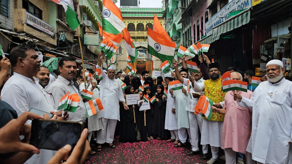 Ajmer News 786 tricolours distributed outside dargah girls from madrasa sang patriotic songs
