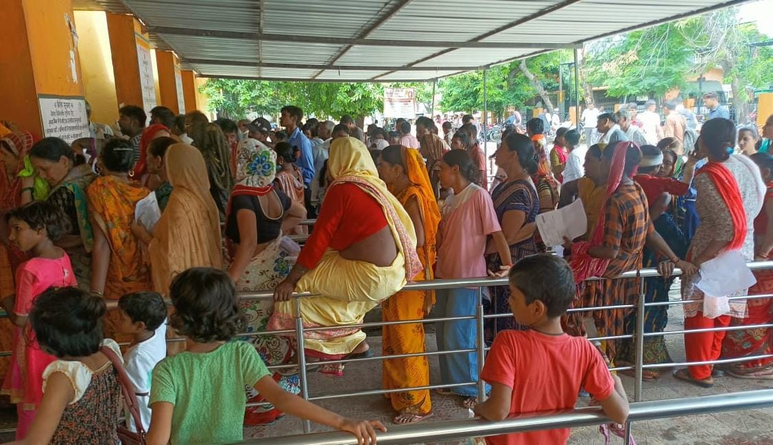 People falling prey to fever due to rain and humidity