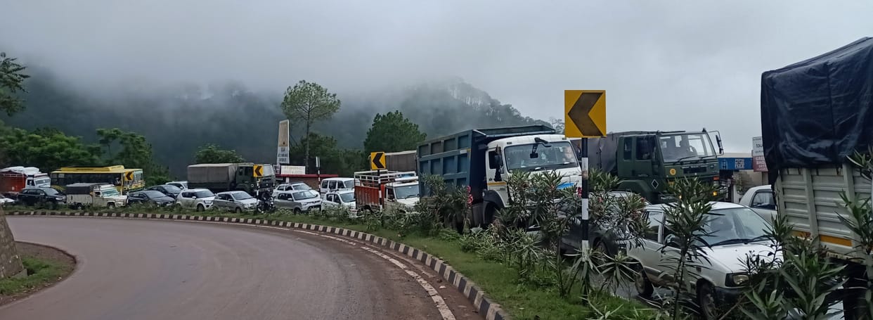 Stones falling near Pattamod, traffic going on one way only
