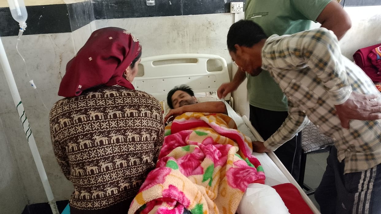 A stone fell on the car of nephew who was bringing aunt to Mandi hospital, both injured