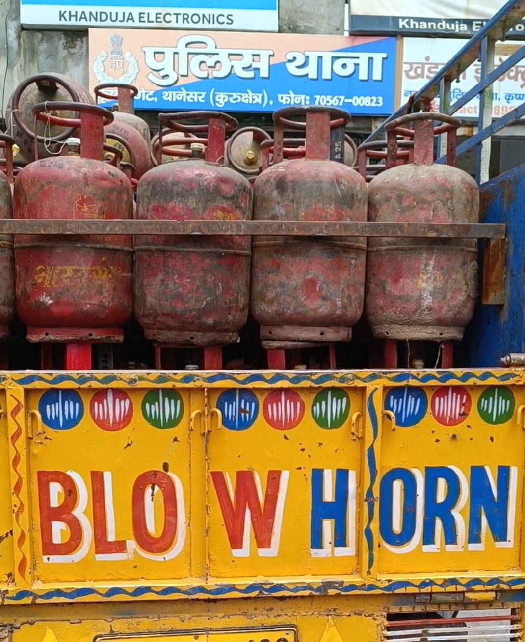 Gas agency worker beaten and snatched 20 thousand rupees in broad daylight