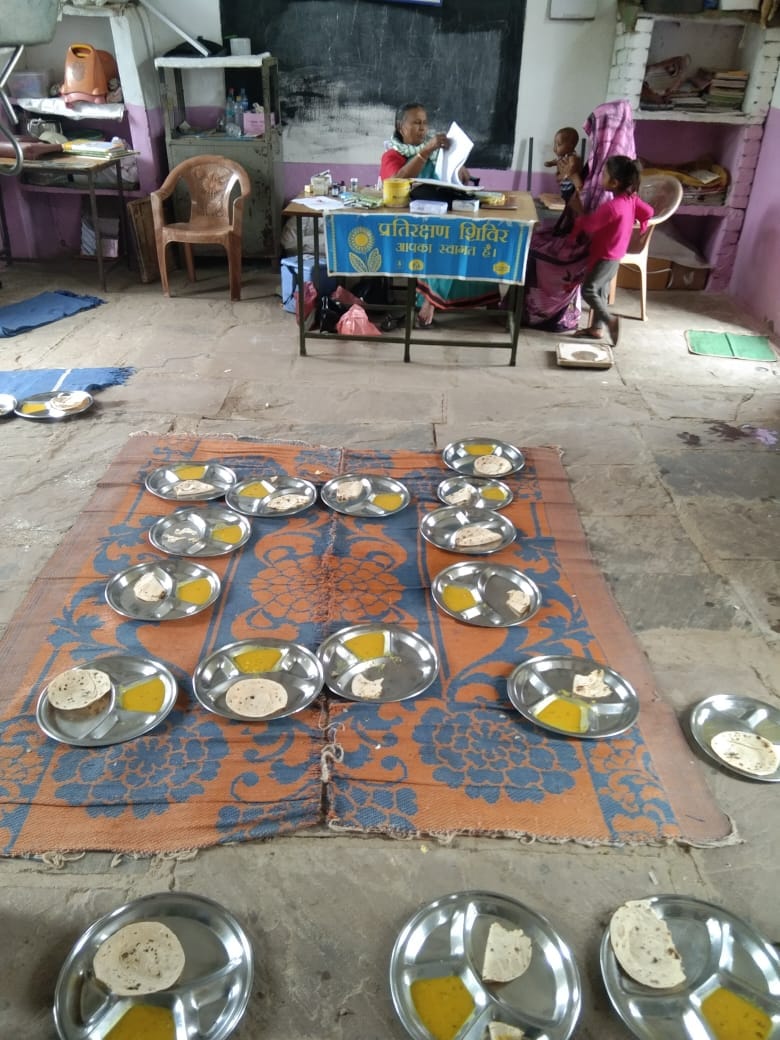 Damoh Drunken husband of Asha worker entered Anganwadi center, children left food and ran away crying