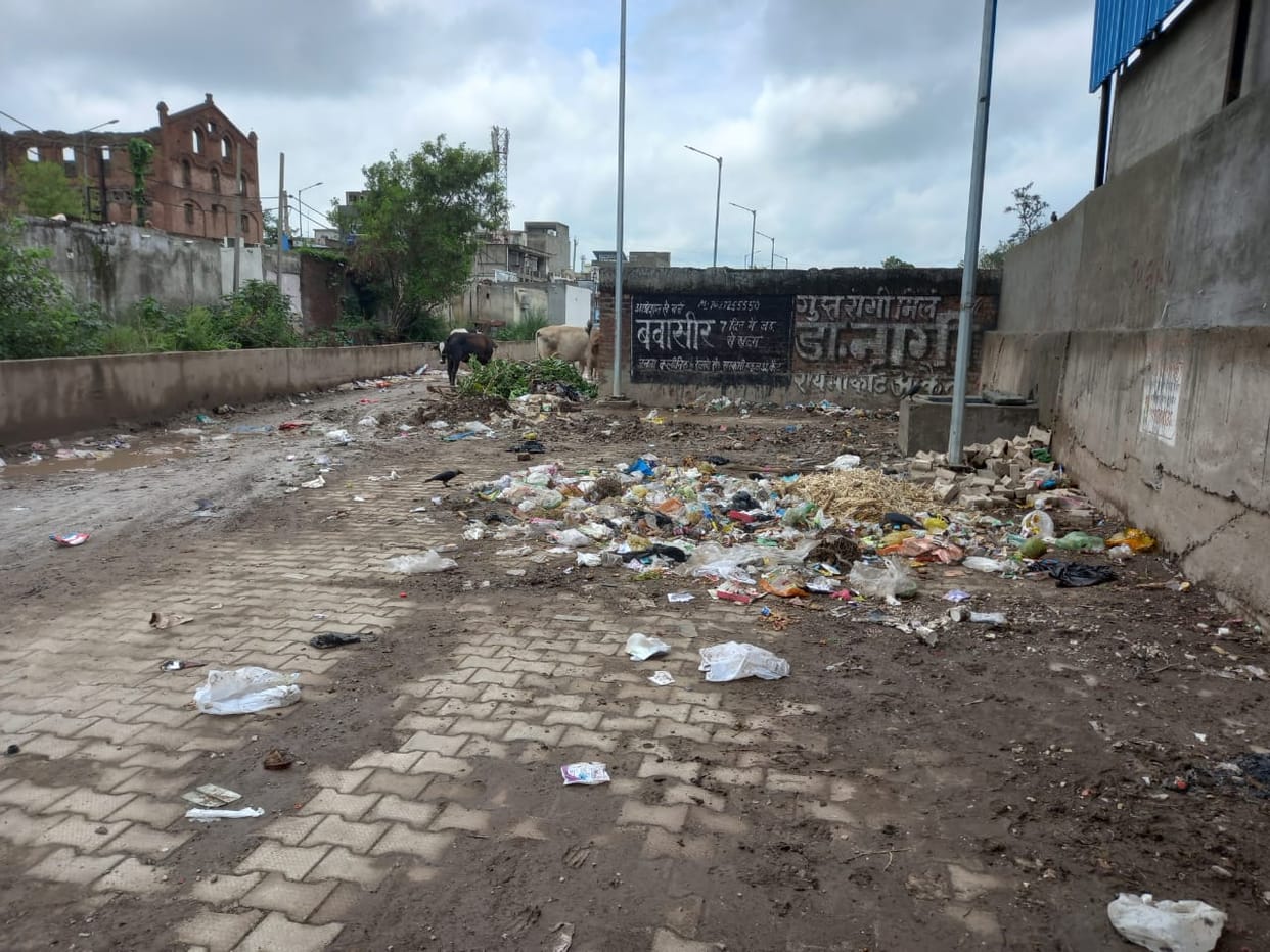 Safai Karamcharis made a dumping zone on a road worth 45 lakhs