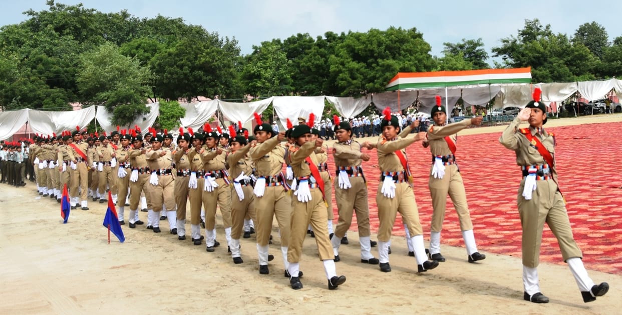 Students showed their patriotic spirit, Deputy Commissioner hoisted the tricolor
