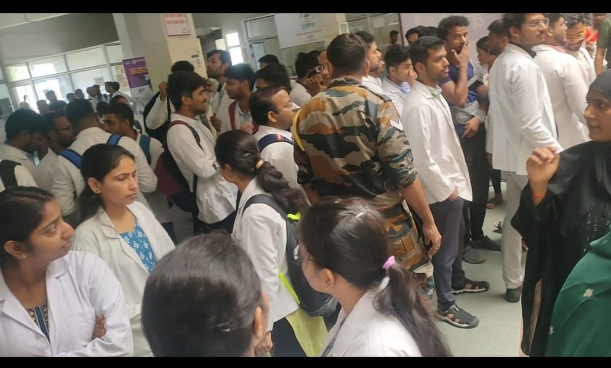 Medicos protest against Kolkata incident