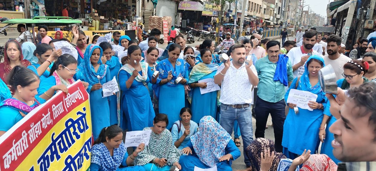 NHM employees begged in the markets with a bowl, collected Rs 1750