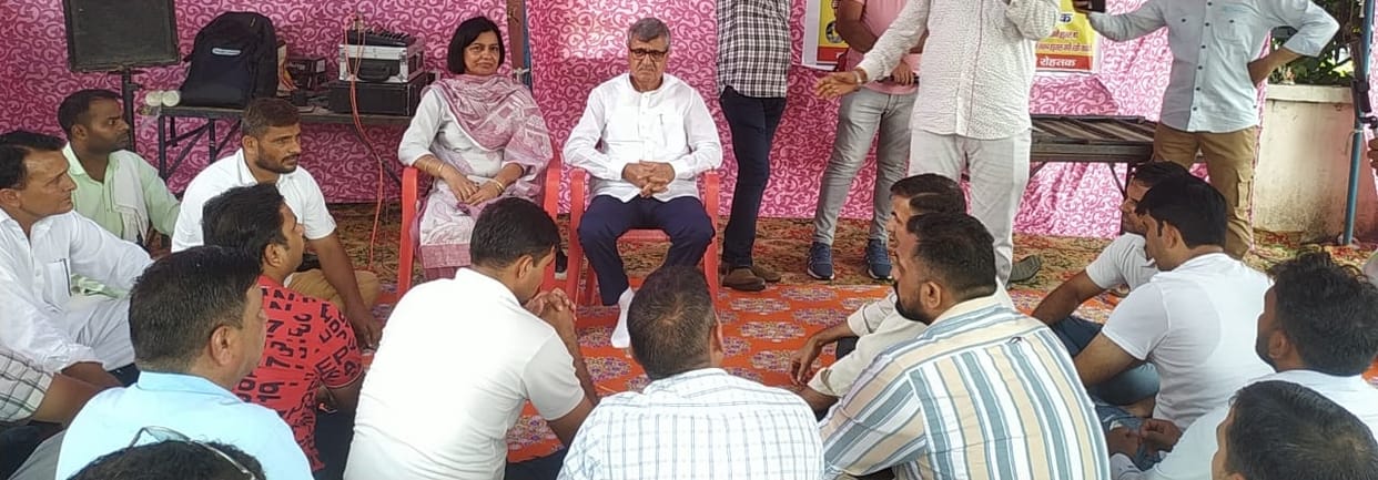 MLA Bharat Bhushan Batra and Naveen Jaihind supported the strike of clerks