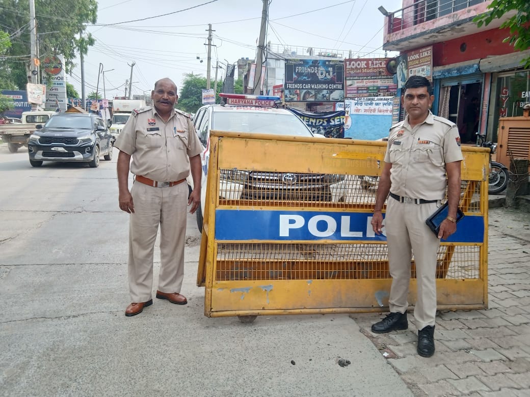 Alert on Delhi border, checking of vehicles