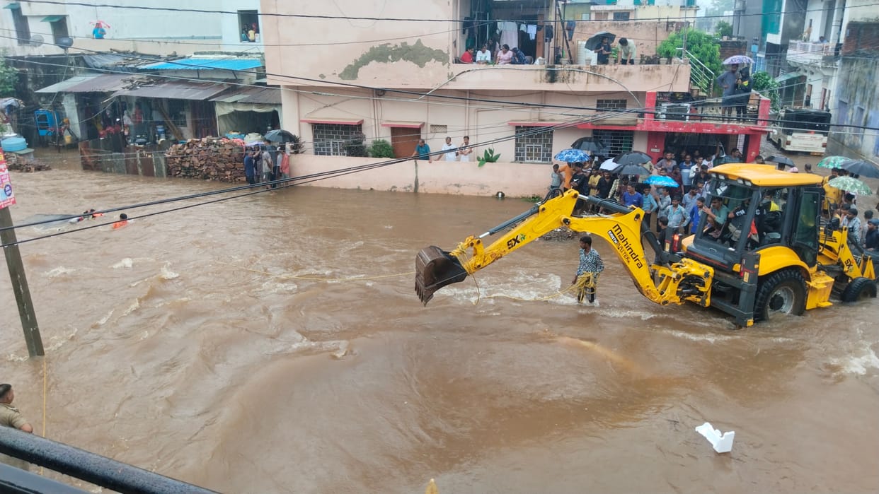Bundi Rajasthan rains  police jeep Swept Away People Rescued