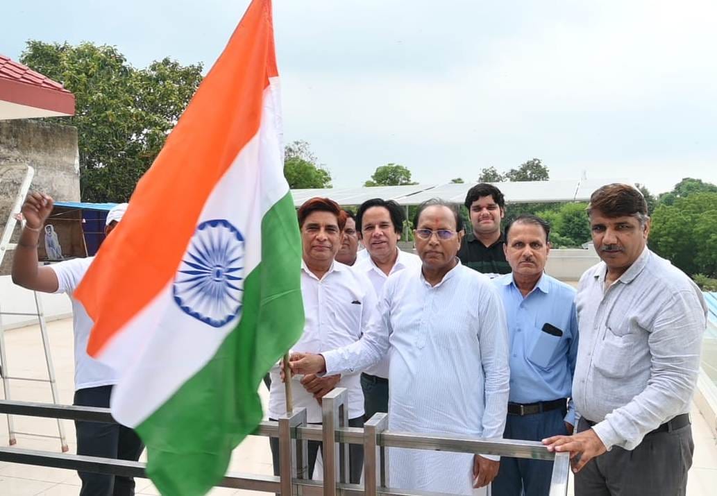 Tricolor resides in the heart of every Indian: Banwari Lal