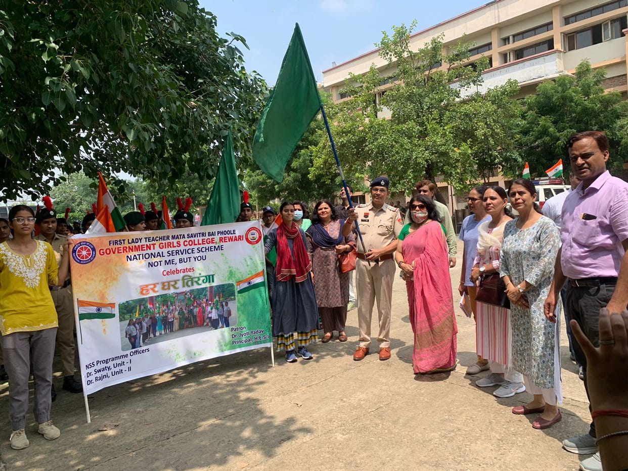 Mata Savitribai Phule Mahavidyalaya took out Tricolor Yatra