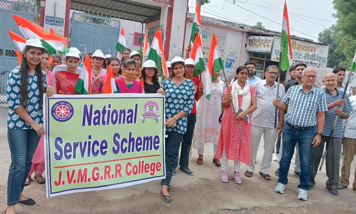 Volunteers take out Tiranga Yatra in Charkhi Dadri town