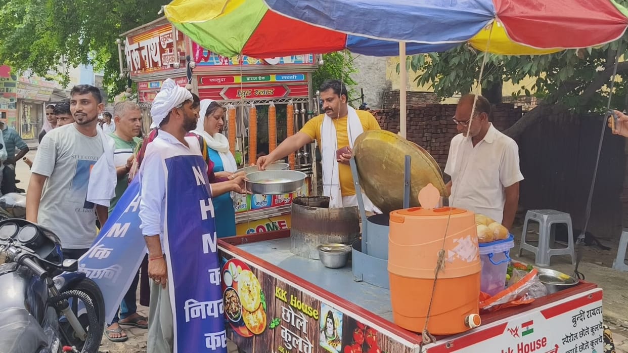 NHM workers protested by begging