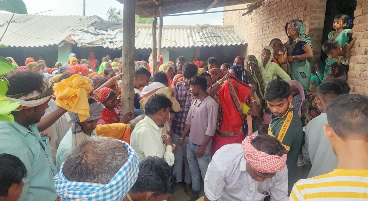 Didn't give news of parents' death, when saw the dead body, all three sons cried bitterly