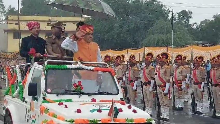 Damoh The minister in charge took the salute of the parade by holding an umbrella