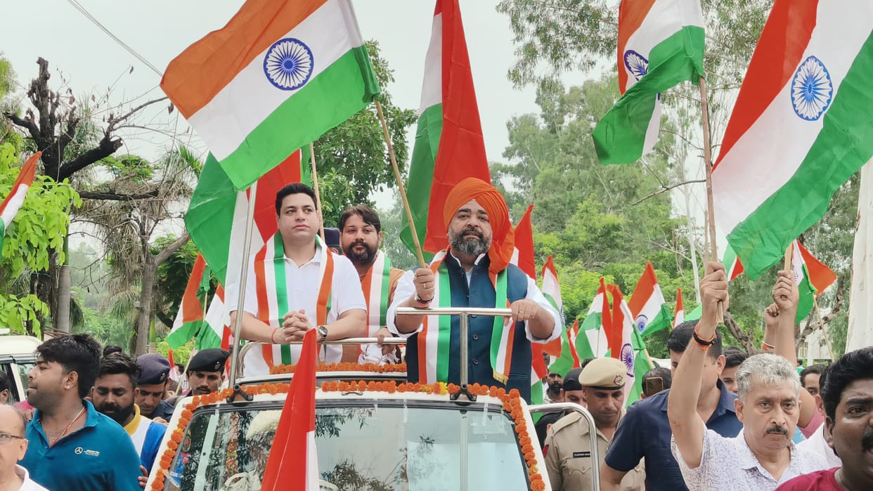 A huge crowd gathered in the Tiranga Yatra and raised slogans of Jai Hind