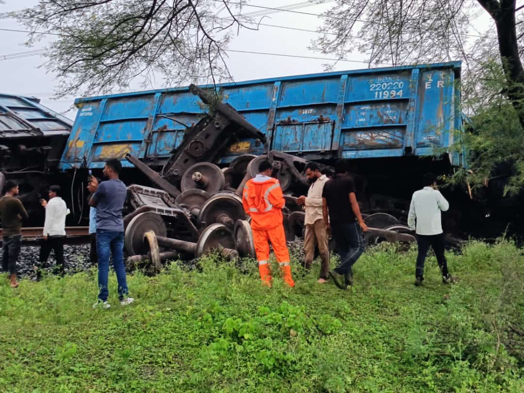 Damoh Bina Katni railway route remains closed for the second day due to overturning of goods train