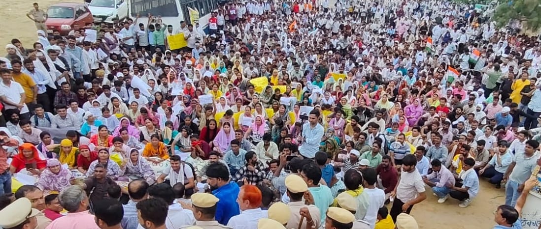 Panchayat operators demonstrated in front of BJP office