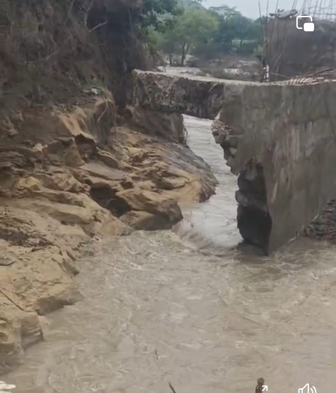 बगैय्या नाला में बन रहा स्टॉप डैम टूटा