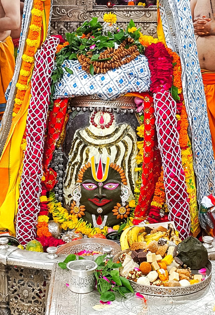 Baba Mahakal decorated with Vaishnav Tilak in Bhasma Aarti...decorated with hemp and dry fruits
