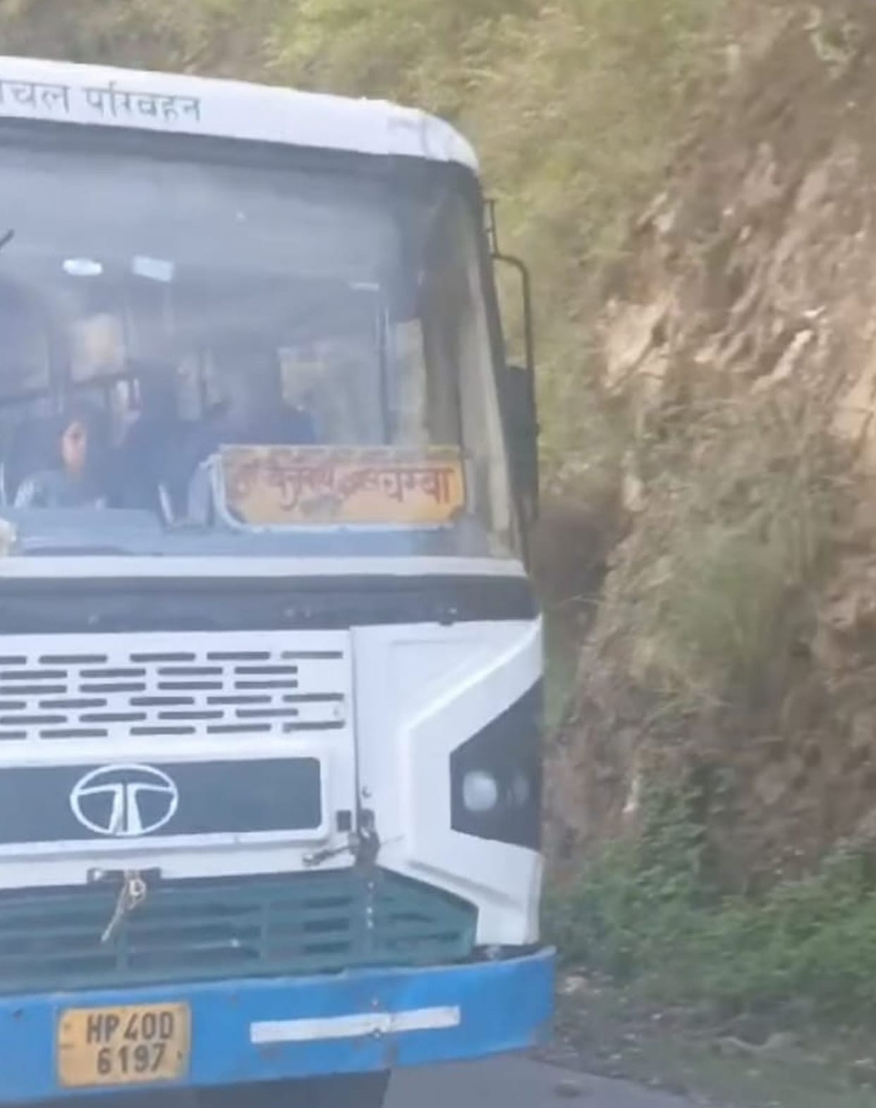 The bus going from Chamba to Agahar broke down in Julakhadi, passengers worried