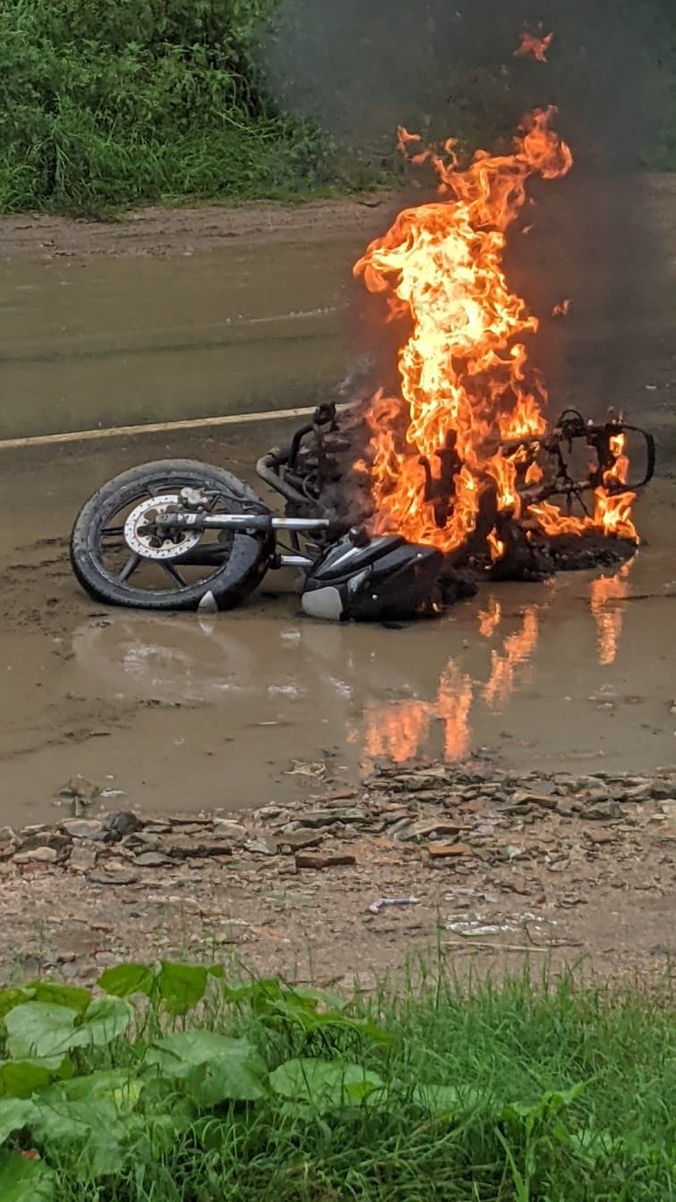 A moving bike caught fire, the driver saved his life by jumping