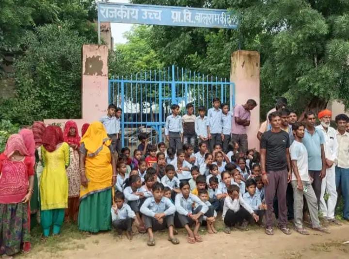 People of the entire village locked the school: Parents are angry the transfer of a teacher