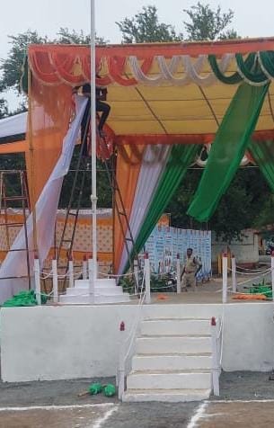 Damoh A young man who was removing decoration material for the Independence Day program died electric shock