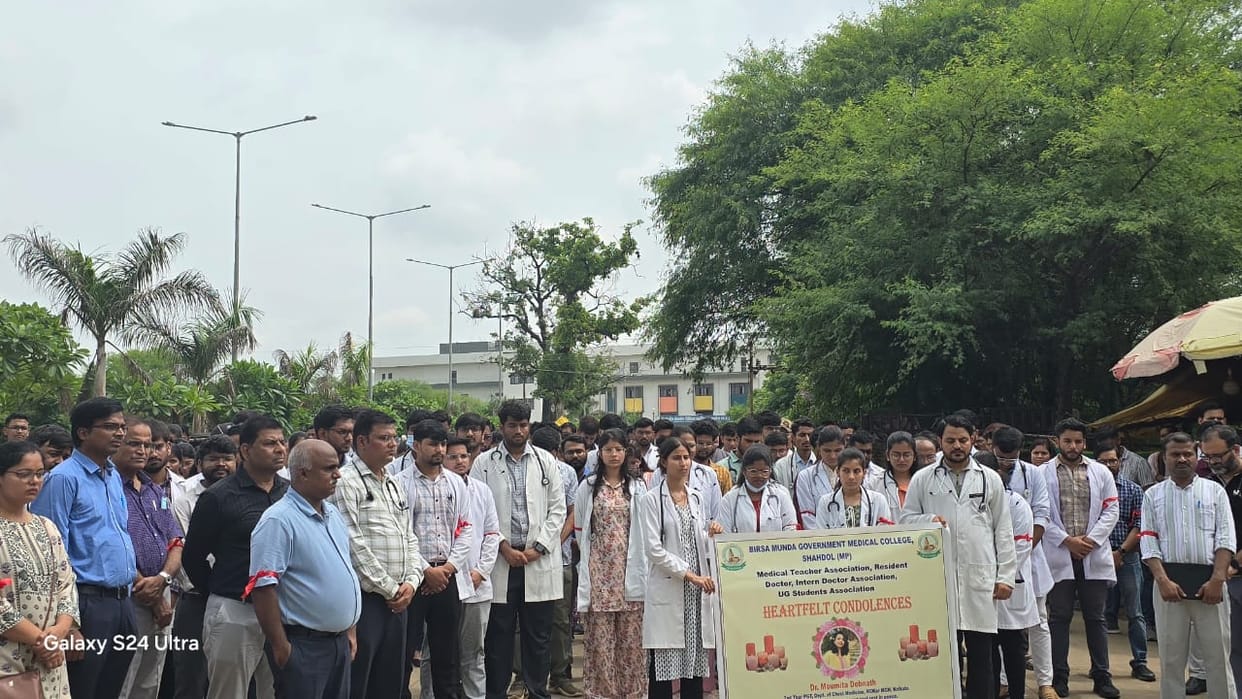 After the brutal murder of a female doctor in Kolkata, doctors of Shahdol Medical College protested.
