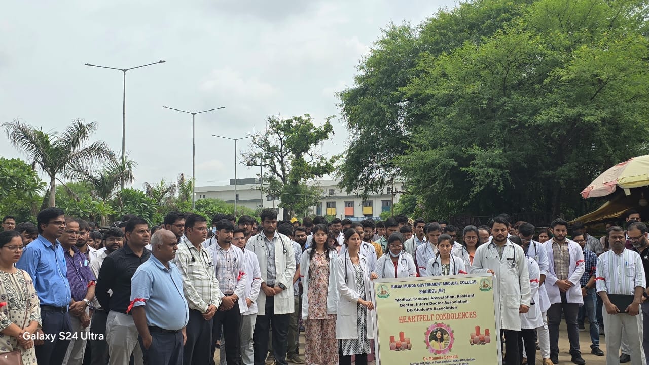 मेडिकल कॉलेज शहडोल के बाहर विरोध जताते डॉक्टर