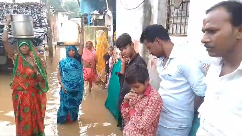 Damoh Damadi Mohalla filled with knee-deep water for three days, condition of villagers worsened