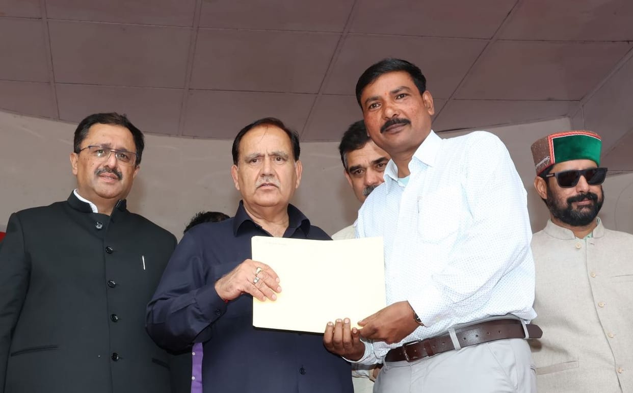 Hansraj and Kayakalp on law and order

Dr. Udit honored with award