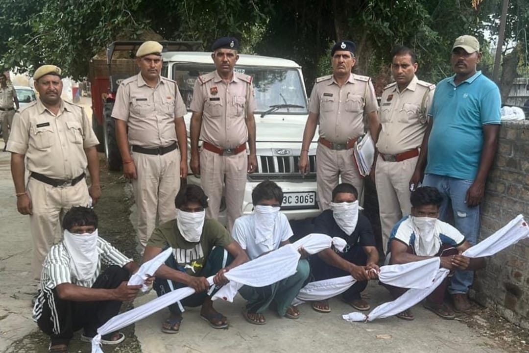 Five youths arrested with weapons while planning robbery, two absconding