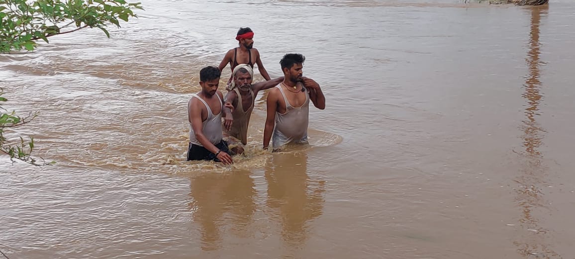 Bihar News: Villagers pulled out an old man who was drowning in Falgu river, one missing, SDRF team, Bihar