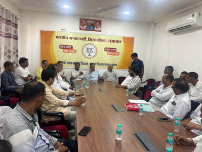 Sikar: Chairman of Sainik Welfare Board Prem Singh heard the grievances of the people